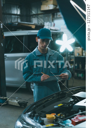 自動車整備士のエンジンルーム内点検 127311147