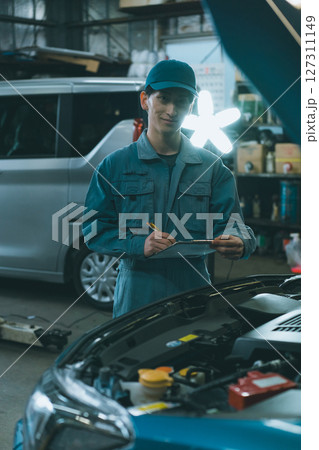 自動車整備士のエンジンルーム内点検 127311149