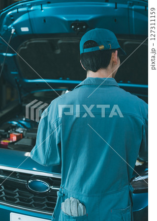 ボンネットを開ける自動車整備士 127311159