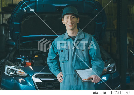 若い自動車整備士 127311165