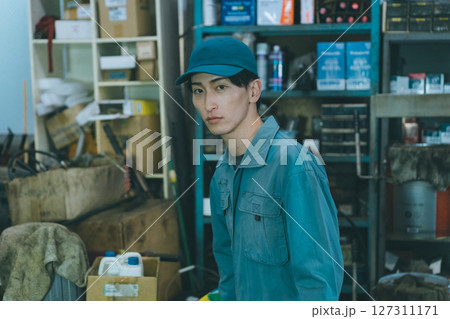 若い自動車整備士 127311171