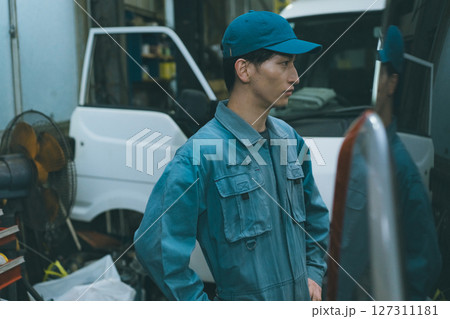 若い自動車整備士 127311181