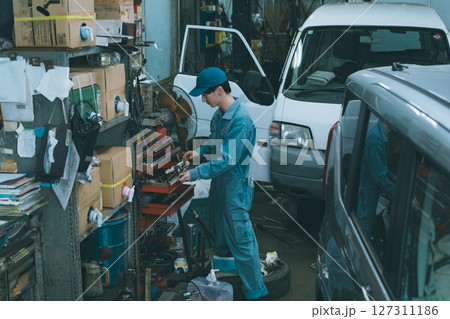 若い自動車整備士 127311186