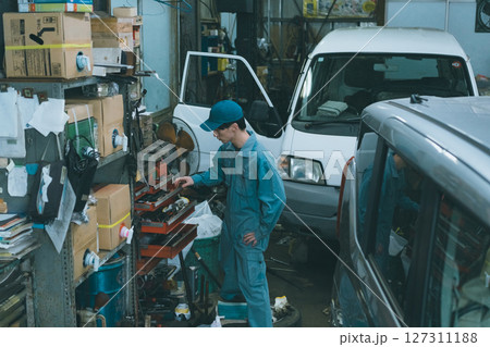 若い自動車整備士 若い自動車整備士 127311188