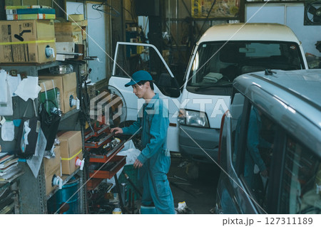 若い自動車整備士 若い自動車整備士 127311189