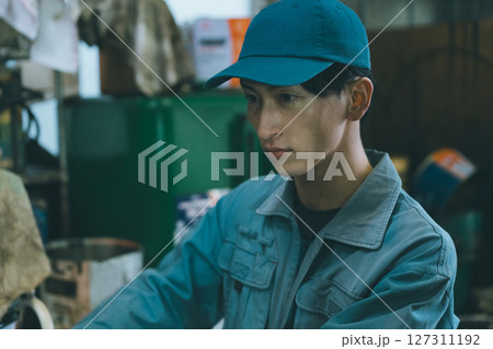 若い自動車整備士 127311192