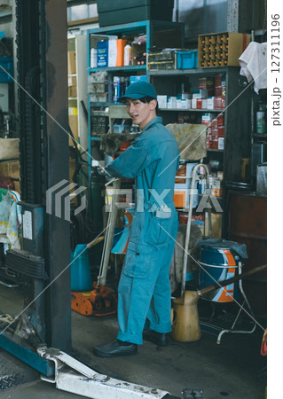若い自動車整備士 127311196