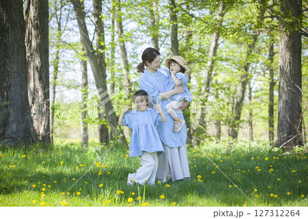 自然の中で遊ぶ親子 127312264