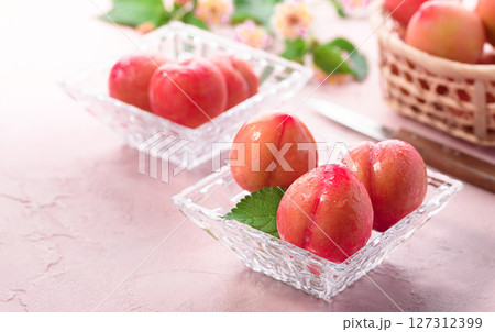 甘酸っぱくて美味しい　スモモ（ 早生 ）ピンク背景 127312399