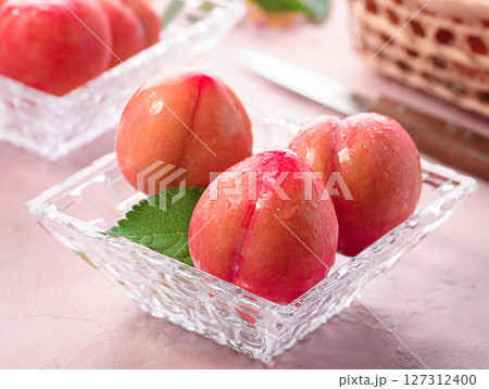 甘酸っぱくて美味しい　スモモ（ 早生 ）ピンク背景 127312400