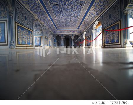 【2025年インド】ジャイプル・シティパレス内の青の部屋 127312603