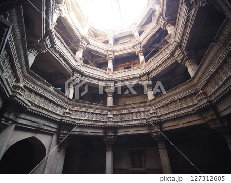 【2025年インド】最も美しいアダラジ階段井戸 127312605