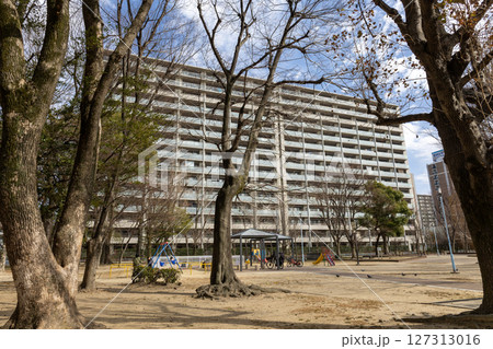 公園から見えるマンション 127313016