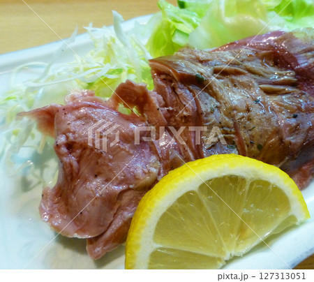 ジビエの魅力を味わう。シズル感いっぱいにスライスされた猪肉の燻製の写真 ジビエの魅力を味わう。シズル感いっぱいにスライスされた猪肉の燻製の写真 127313051