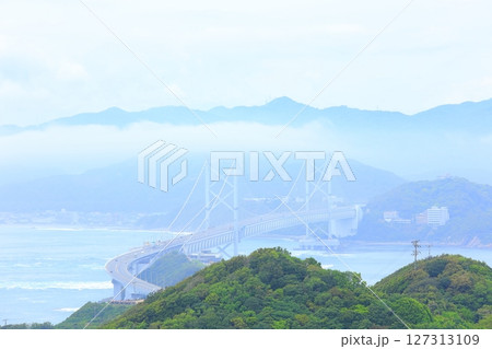 兵庫県 南あわじ市 霧に包まれた大鳴門橋 127313109