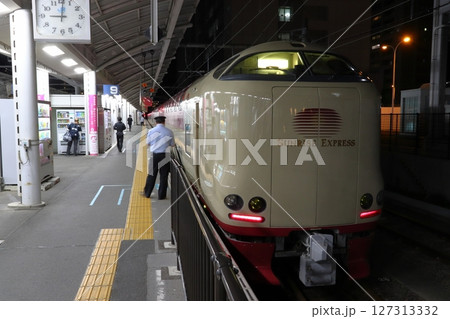 高松駅に停車中の東京行き寝台特急サンライズ瀬戸号 127313332