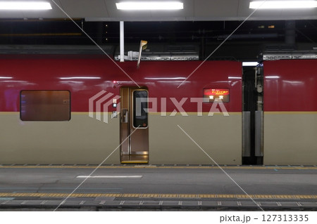 高松駅に停車中の東京行き寝台特急サンライズ瀬戸号 127313335