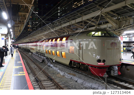 東京駅に停車中の寝台特急サンライズ瀬戸・出雲号 東京駅に停車中の寝台特急サンライズ瀬戸・出雲号 127313404