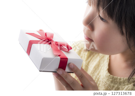 プレゼント手渡す女の子 127313678