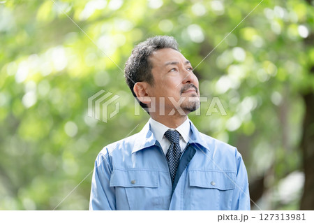 作業服の男性 新緑 作業服の男性 新緑 127313981