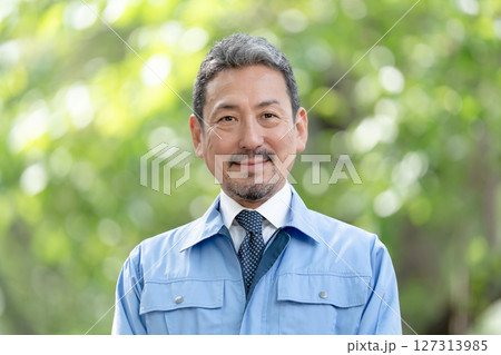 作業服の男性　新緑 127313985