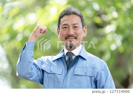作業服の男性　新緑　ガッツポーズ 127314000