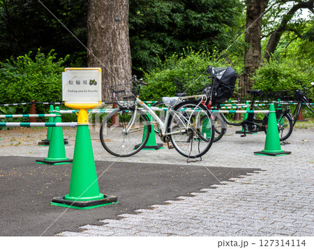 自転車駐輪場を示す看板と駐輪場に置かれた自転車 自転車駐輪場を示す看板と駐輪場に置かれた自転車 127314114
