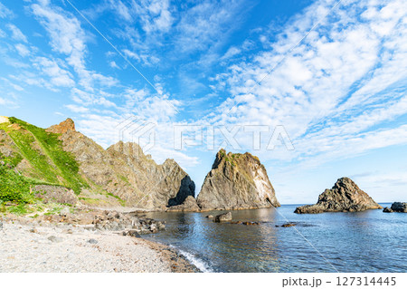 北海道積丹町 夏の北海道 積丹ブルーの海が美しい島武意海岸 北海道積丹町 夏の北海道 積丹ブルーの海が美しい島武意海岸 127314445