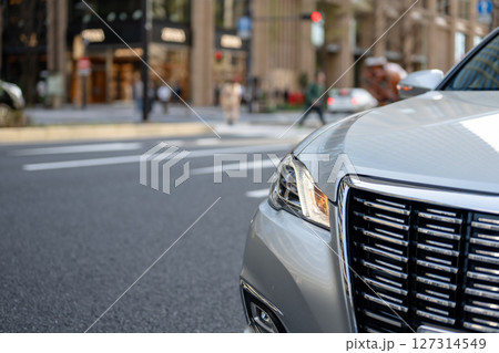 街中に止まる車 127314549