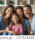 明るい母親、父親、娘が笑顔でいる画像 127314836