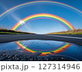 青空の虹と水溜まり 127314946