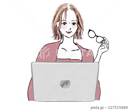 パソコンの前で眼鏡を持つ女性 127315089
