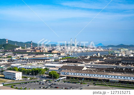 亀島山から見た梅雨の晴れ間の水島臨海工業地帯の風景15　　岡山県倉敷市 127315271
