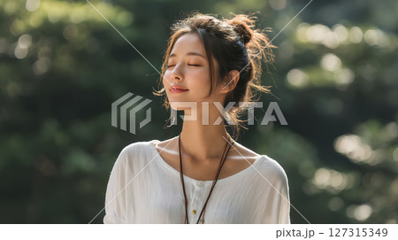 森の中で深呼吸する女性 森の中で深呼吸する女性 127315349