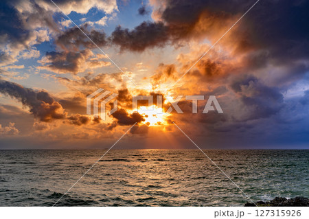 サンセット　石垣島観音崎の岩と海が夕焼けに染まるひととき 127315926