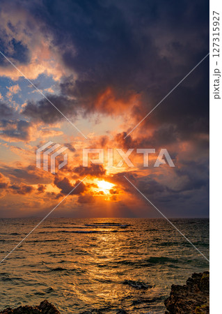 サンセット　石垣島観音崎の岩と海が夕焼けに染まるひととき 127315927