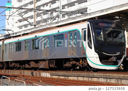 西新井駅に停車中の東急田園都市線2020系電車（東武伊勢崎線直通） 127315938