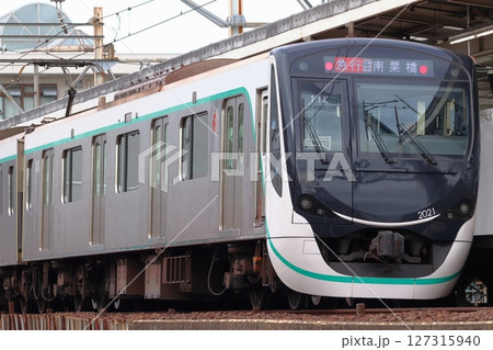 西新井駅に停車中の東急田園都市線2020系電車(東武伊勢崎線直通) 西新井駅に停車中の東急田園都市線2020系電車(東武伊勢崎線直通) 127315940