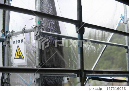 梅雨に濡れた建築現場の足場と安全マーク 梅雨に濡れた建築現場の足場と安全マーク 127316038