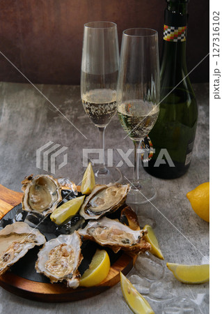 Oysters, fresh lemons and champagne Oysters, fresh lemons and champagne 127316102