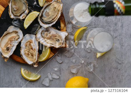 Oysters, fresh lemons and champagne Oysters, fresh lemons and champagne 127316104
