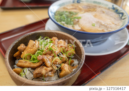 とても美味しい日本の食堂のラーメン とても美味しい日本の食堂のラーメン 127316417