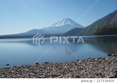 本栖湖(浩庵キャンプ場)から望む逆さ紅逆さの空と本栖湖 本栖湖(浩庵キャンプ場)から望む逆さ紅逆さの空と本栖湖 127316429