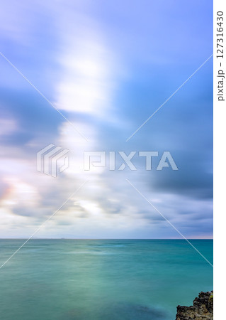 石垣島観音崎の海と空が溶け合う美しい情景　梅雨空　ロングシャッター風景 127316430