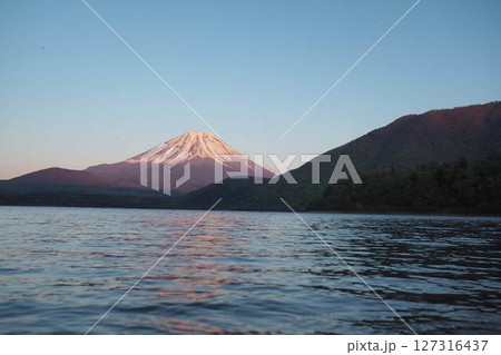 本栖湖(浩庵キャンプ場)から望む逆さ紅逆さの空と本栖湖 本栖湖(浩庵キャンプ場)から望む逆さ紅逆さの空と本栖湖 127316437