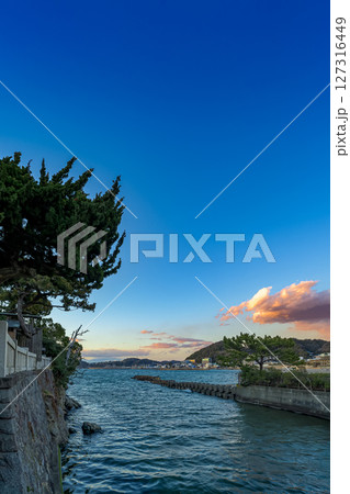 森戸大明神から望む夕暮れの葉山の美しい海辺　森戸海岸 127316449