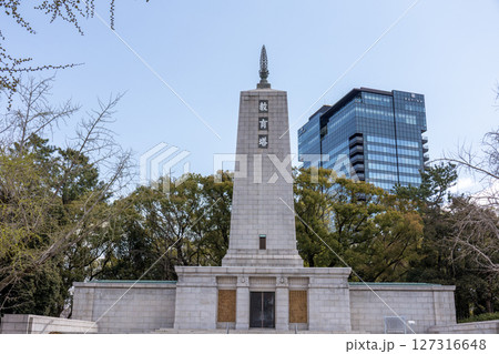 大阪城公園のモニュメント「教育塔」（2025年4月撮影） 127316648