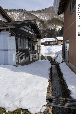春先の岐阜県白川郷の古民家 127316690