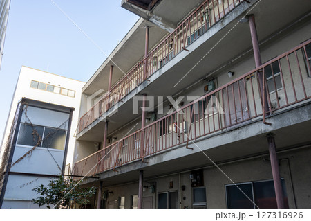 日本の古い集合住宅 127316926