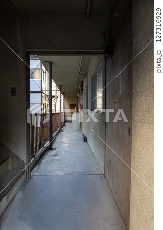 日本の古い集合住宅 127316929
